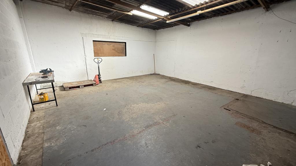 Lot: 34 - YARD, GARAGES AND LIGHT INDUSTRIAL PREMISES WITH POTENTIAL - Internal image of storage area